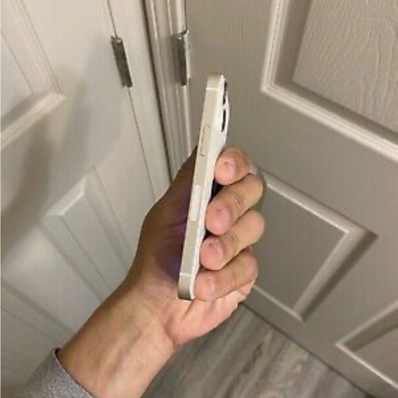 iPhone 13 unlock white. A weeks used - Picture 4 of 7
